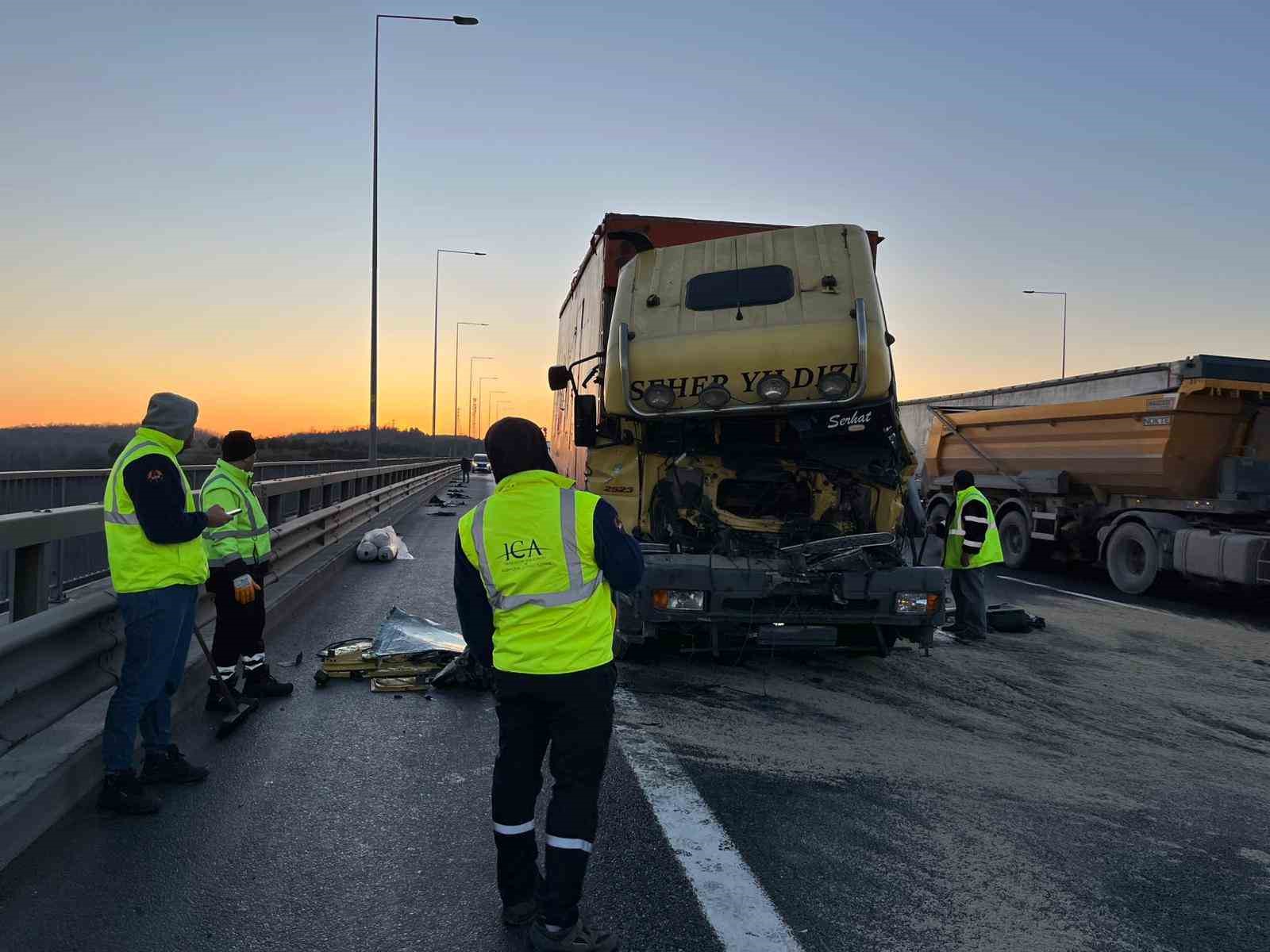 kuzey marmara otoyolunda kamyon tira arkadan carpti 1 yarali 3 6I2B4dZ3