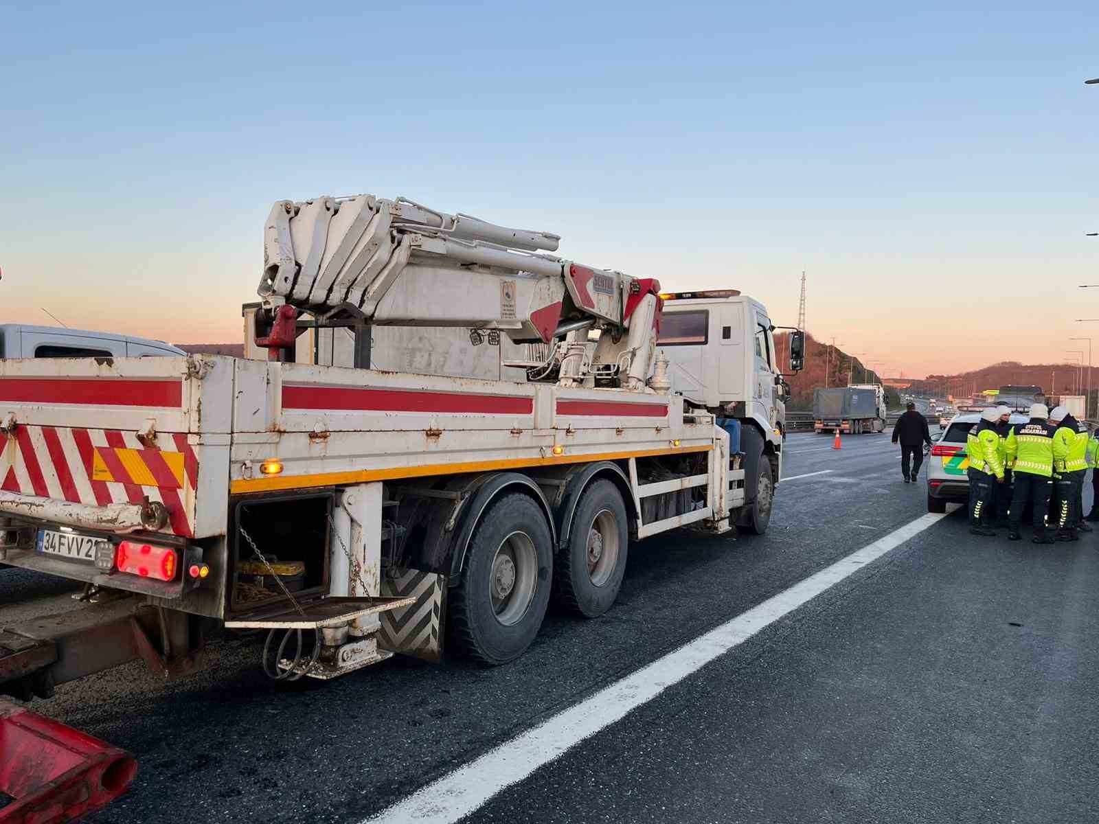kuzey marmara otoyolunda kamyon tira arkadan carpti 1 yarali 4 JBjzeBf3