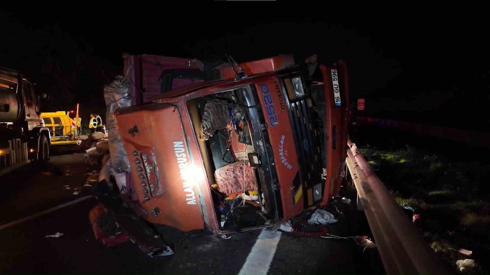 kuzey marmara otoyolunda kamyonet devrildi 2 yarali 1 ybiDDm65