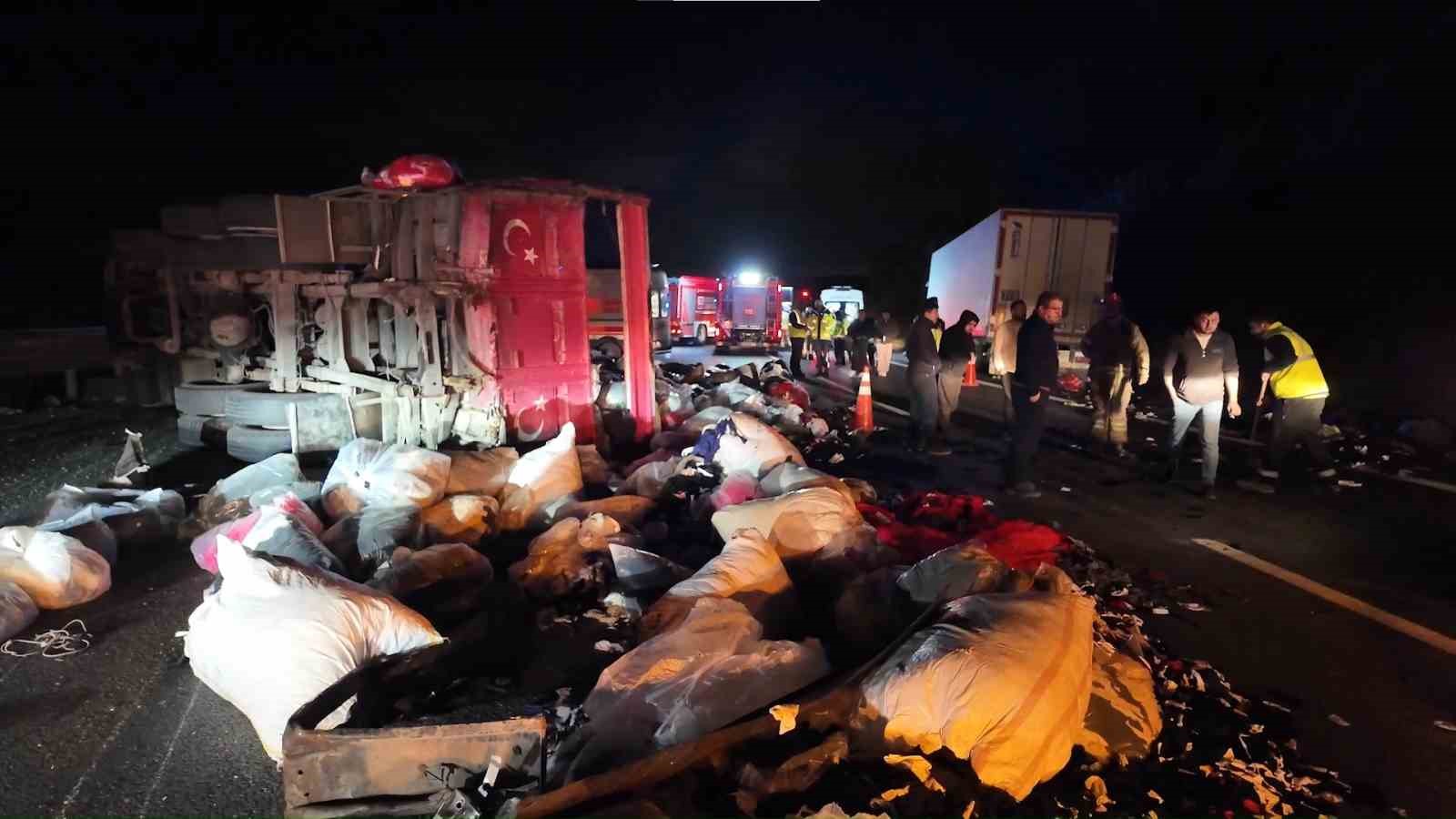 kuzey marmara otoyolunda kamyonet devrildi 2 yarali 2 dpU22EPa