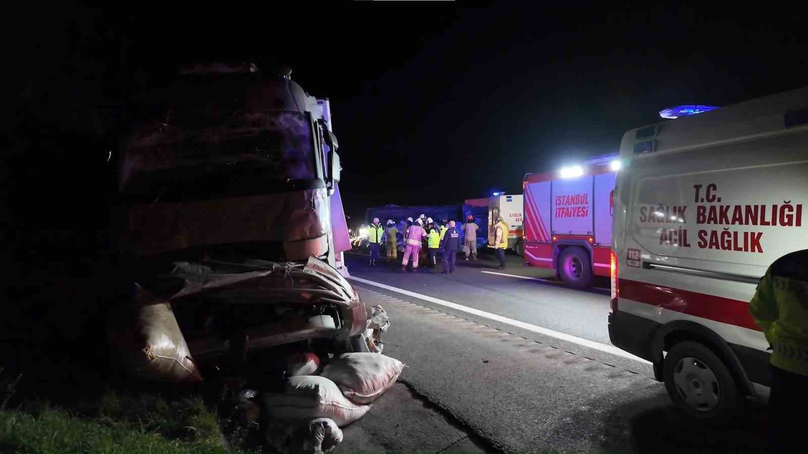 kuzey marmara otoyolunda kamyonet devrildi 2 yarali 4 VzbHYEAD