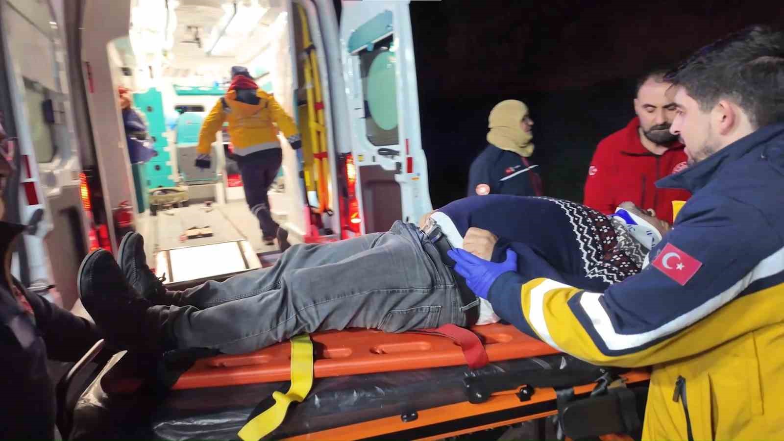 kuzey marmara otoyolunda kamyonet devrildi 2 yarali 5 6wcqrQXA