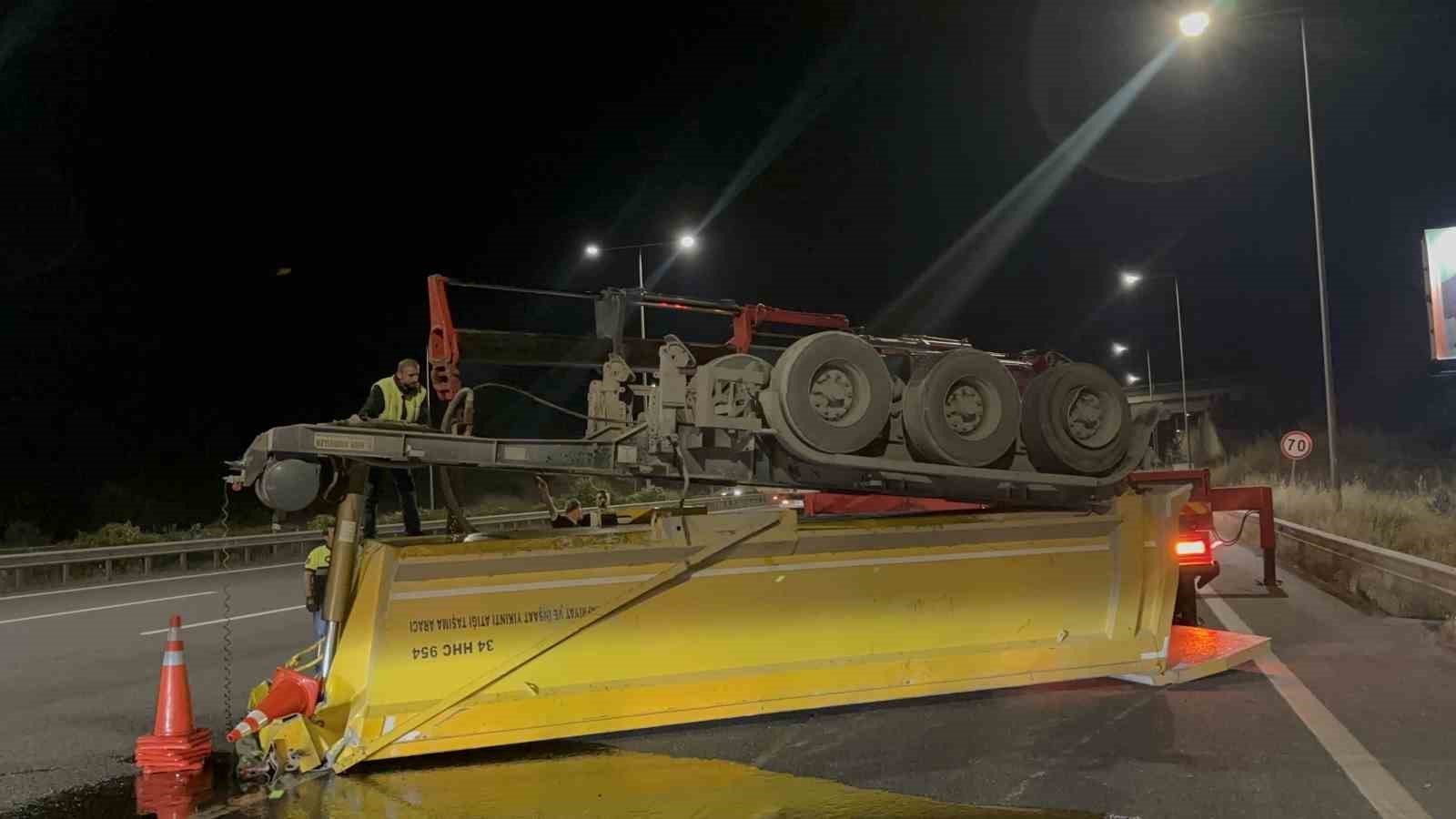 kuzey marmara otoyolunda kamyonun acilan damperi tabelaya carpti kapanan yol trafige acildi 2 HAUKtuUH