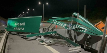 kuzey-marmara-otoyolunda-kamyonun-acilan-damperi-tabelaya-carpti-kapanan-yol-trafige-acildi-a4bnrLi2.jpg