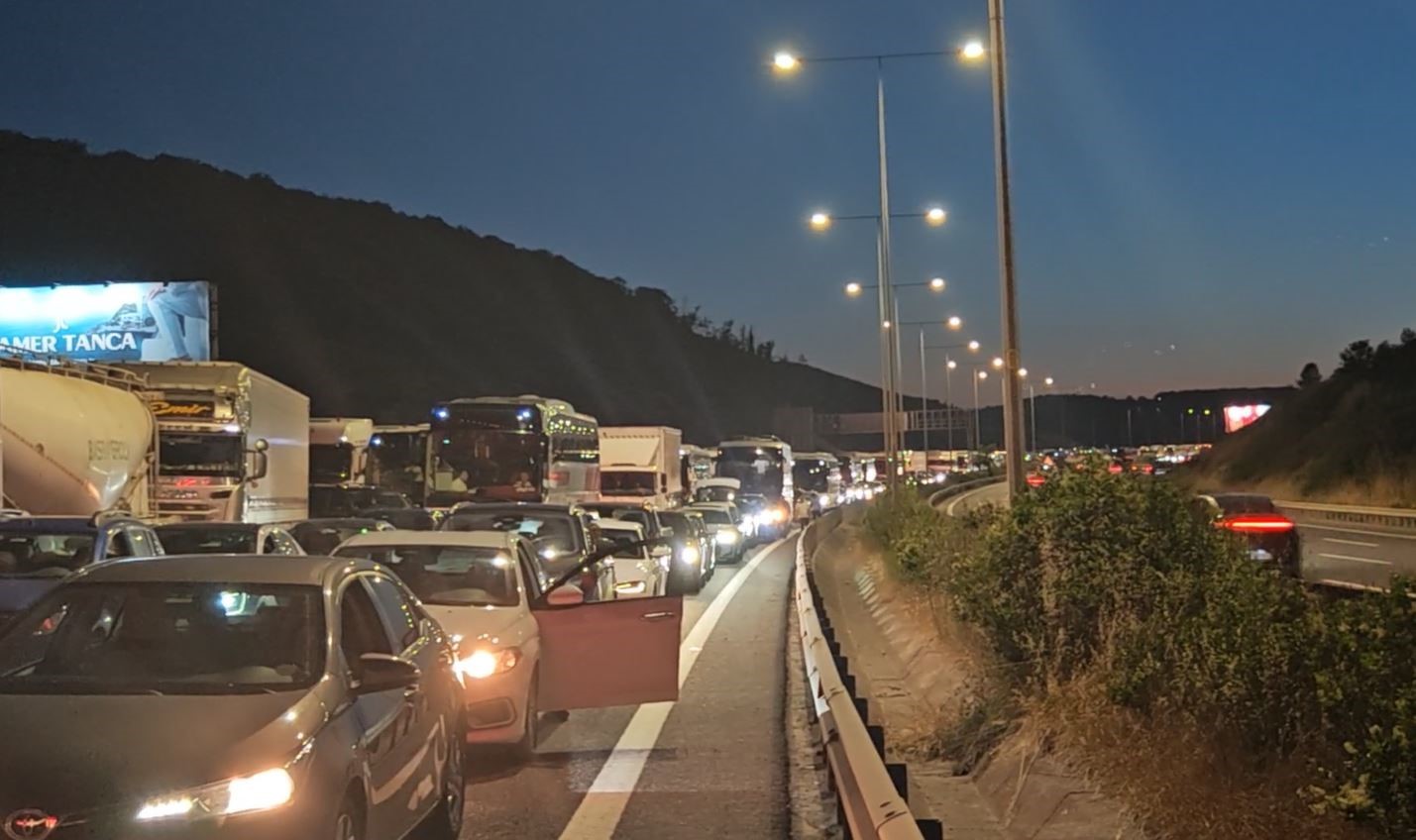 kuzey marmara otoyolunda kamyonun carptigi tabela devrildi trafik yogunlugu olustu 0 BZWrZnrl