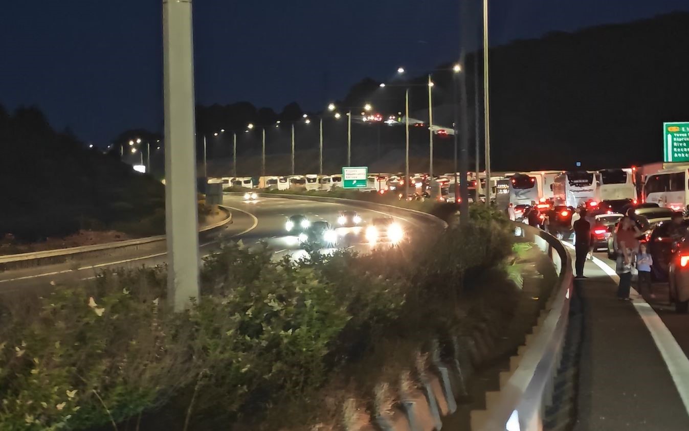 kuzey marmara otoyolunda kamyonun carptigi tabela devrildi trafik yogunlugu olustu 1 ws4VaLq4