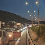 kuzey-marmara-otoyolunda-kamyonun-carptigi-tabela-devrildi-trafik-yogunlugu-olustu-1JeHzSEQ.jpg