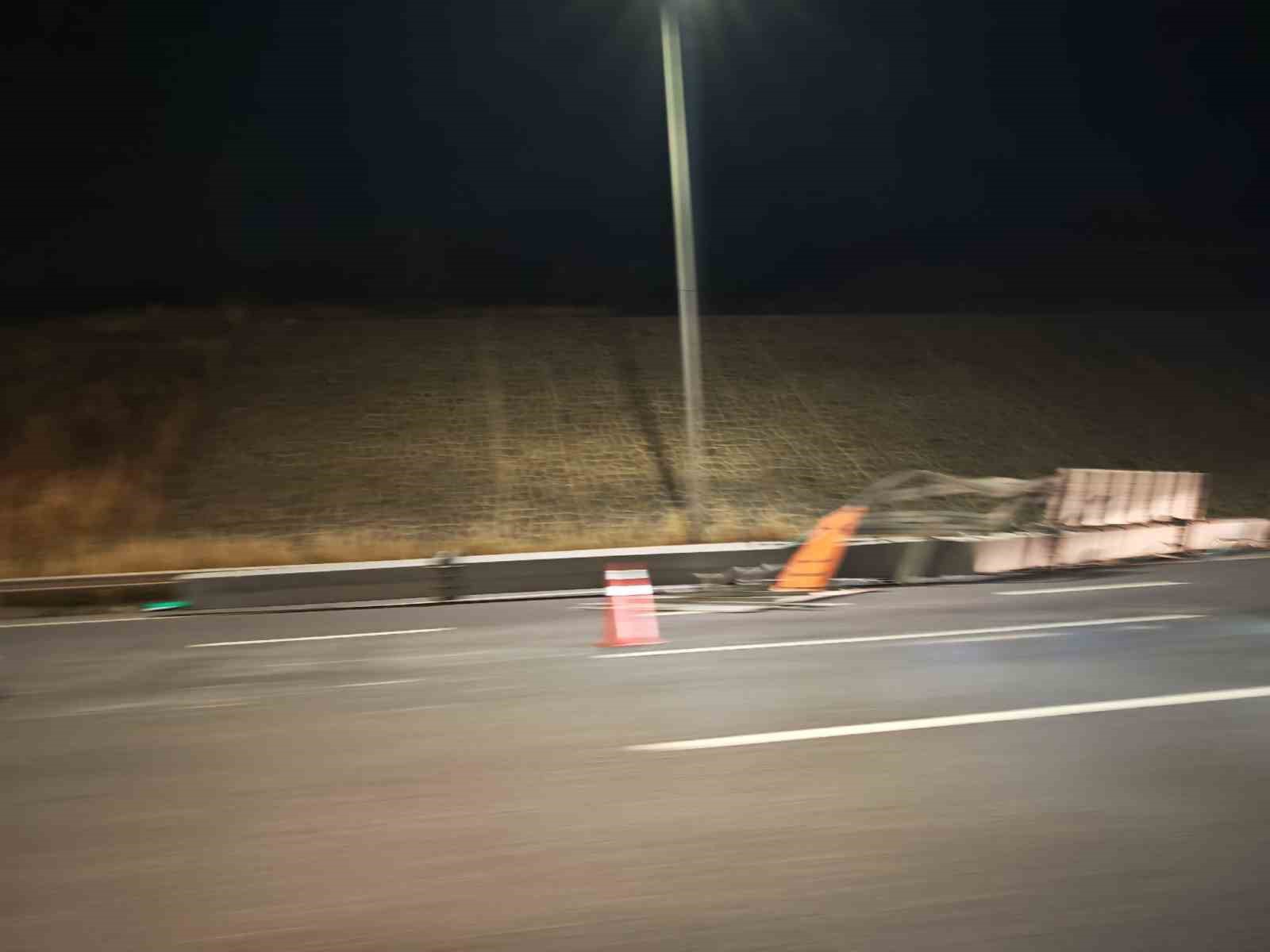 kuzey marmara otoyolunda kamyonun carptigi tabela devrildi trafik yogunlugu olustu 2 2HO3Dpt5