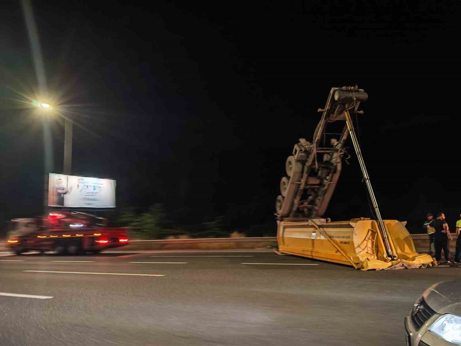 kuzey marmara otoyolunda kamyonun carptigi tabela devrildi trafik yogunlugu olustu 3 3GTsiEaS