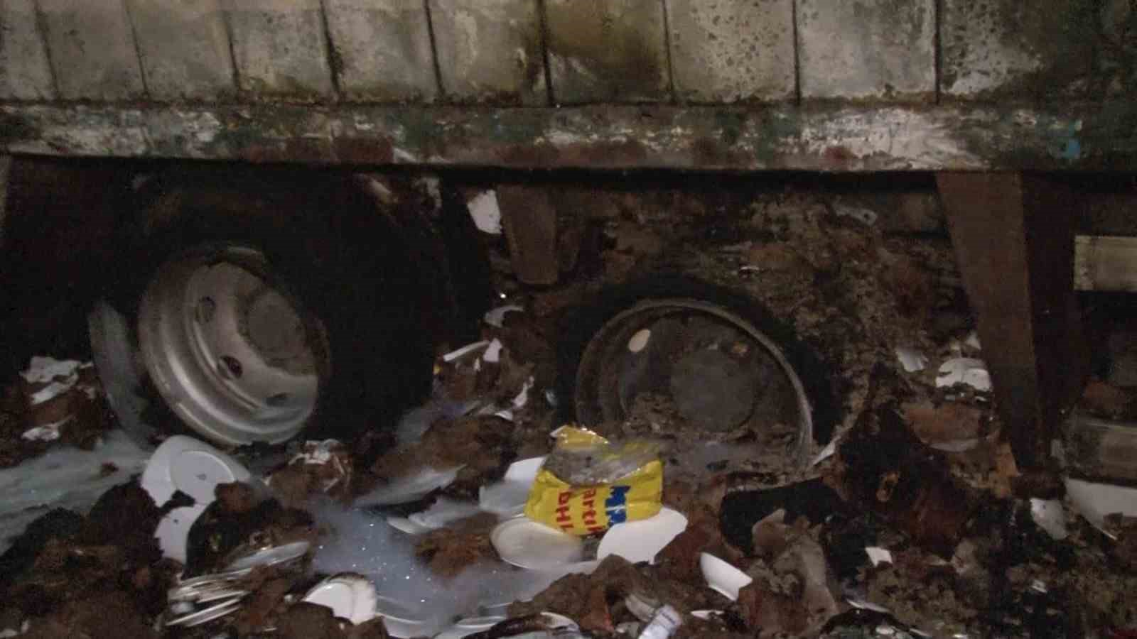 kuzey marmara otoyolunda kamyonun lastiginde baslayan yangin dorseyi kullanilamaz hale getirdi 4 jJafFnbC