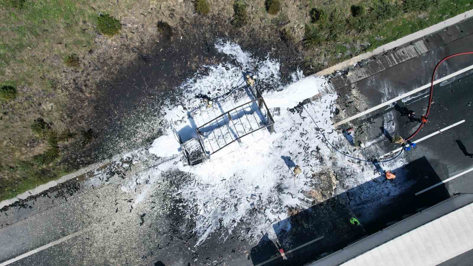 Kuzey Marmara Otoyolu’nda köpük sprey yüklü kamyon alev alev yandı 5 kuzey marmara otoyolunda kopuk sprey yuklu kamyon alev alev yandi 1 aTMtViiH