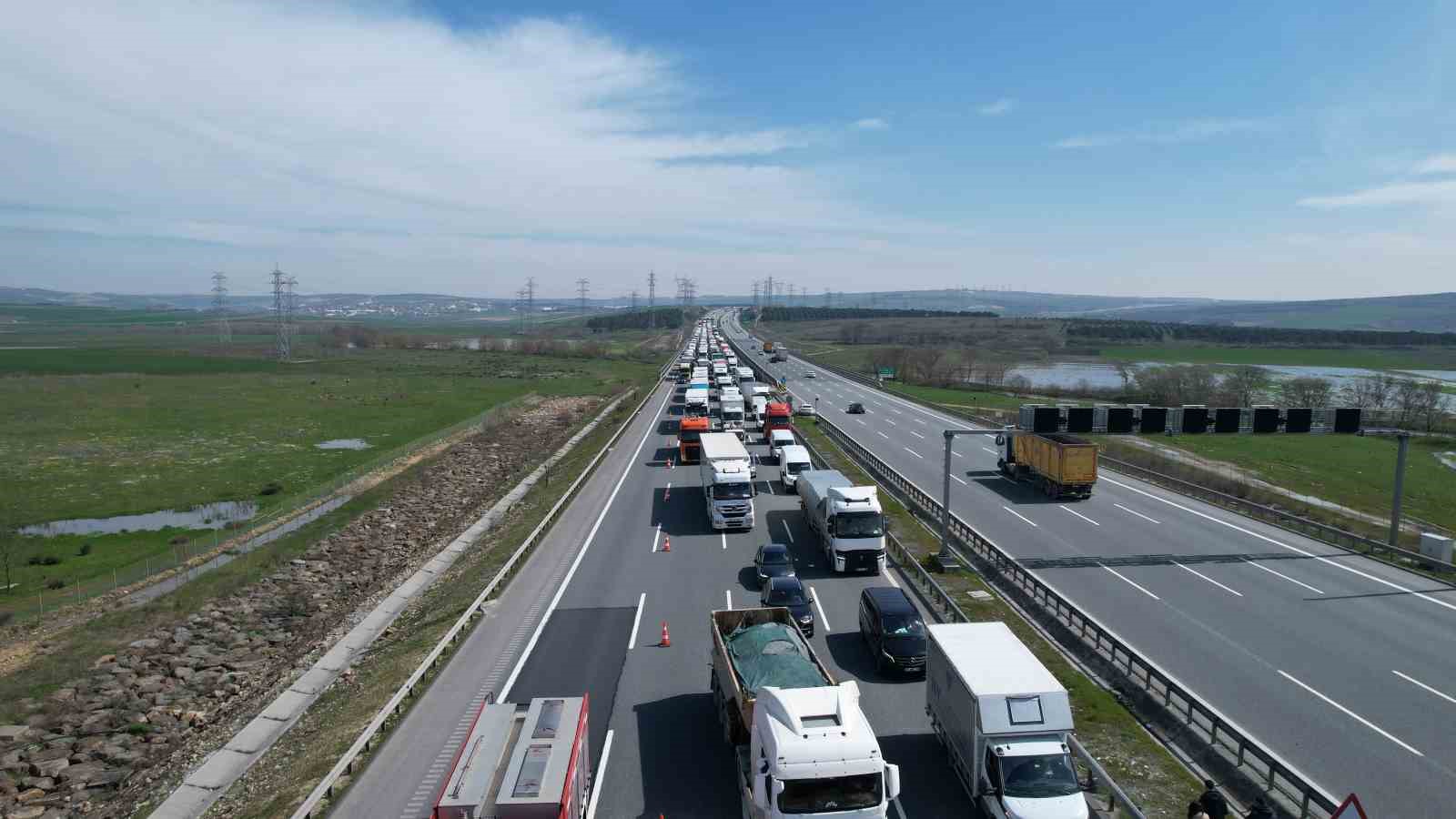 Kuzey Marmara Otoyolu’nda köpük sprey yüklü kamyon alev alev yandı 6 kuzey marmara otoyolunda kopuk sprey yuklu kamyon alev alev yandi 2 m1UJf5Qi