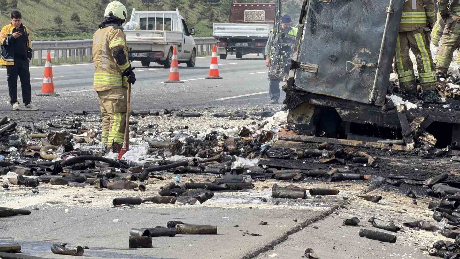 Kuzey Marmara Otoyolu’nda köpük sprey yüklü kamyon alev alev yandı 7 kuzey marmara otoyolunda kopuk sprey yuklu kamyon alev alev yandi 3 LbgjL7kP