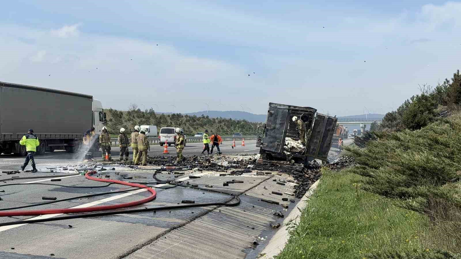 Kuzey Marmara Otoyolu’nda köpük sprey yüklü kamyon alev alev yandı 8 kuzey marmara otoyolunda kopuk sprey yuklu kamyon alev alev yandi 4 AbwAbkPI