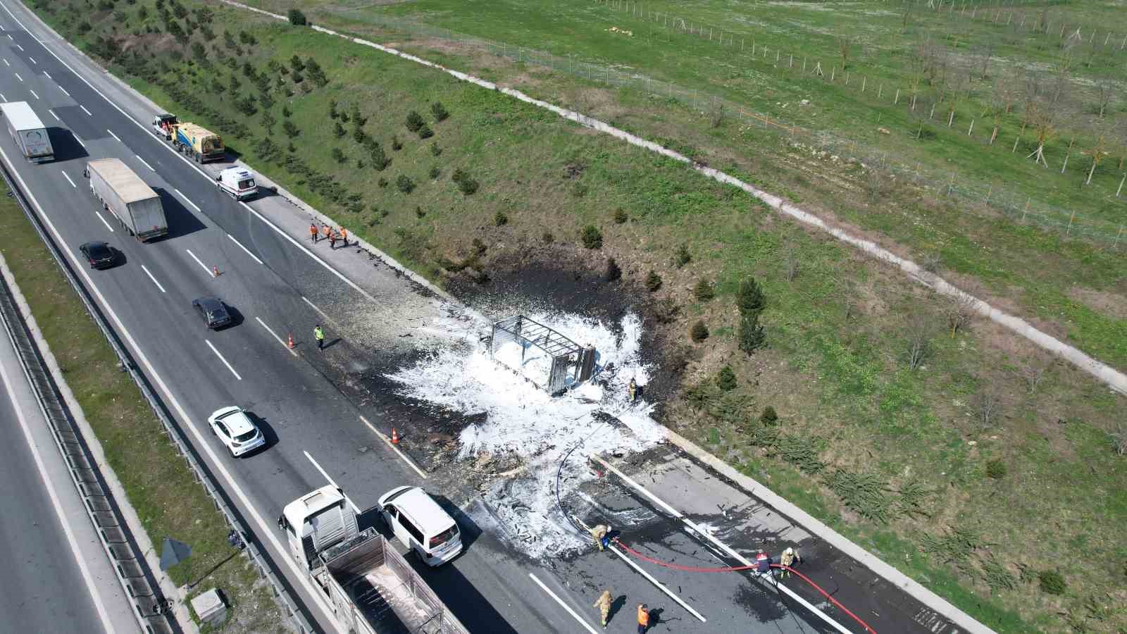 Kuzey Marmara Otoyolu’nda köpük sprey yüklü kamyon alev alev yandı 12 kuzey marmara otoyolunda kopuk sprey yuklu kamyon alev alev yandi 8