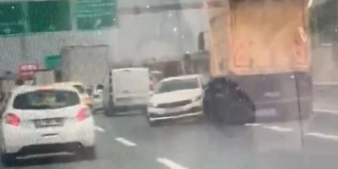 kuzey-marmara-otoyolunda-korku-dolu-anlar-tir-otomobili-onune-alip-surukledi-9SIfrNEh.jpg