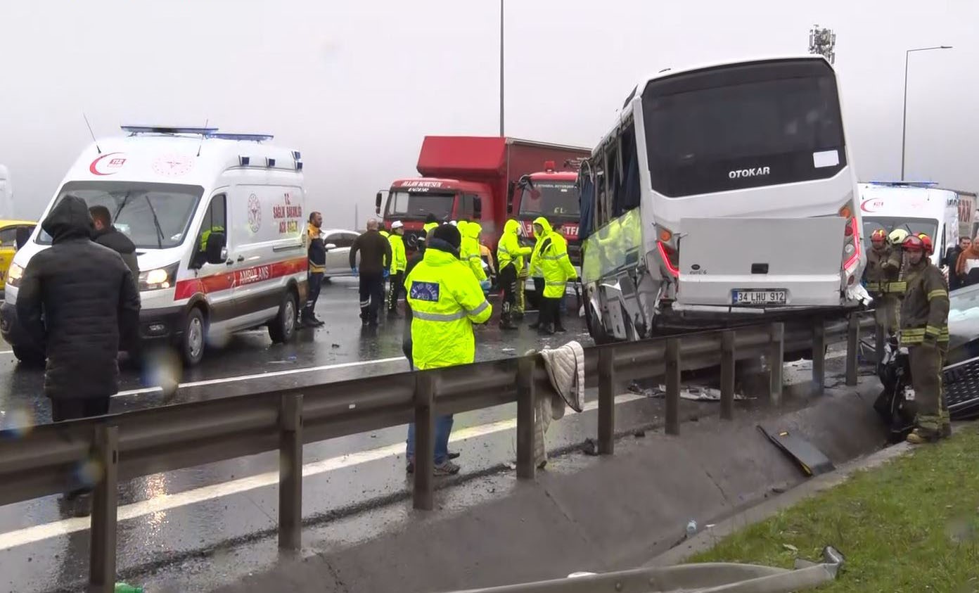 kuzey marmara otoyolunda polis servis minibusu kaza yapti 1 polis sehit oldu 16 polis hI2RSFW6