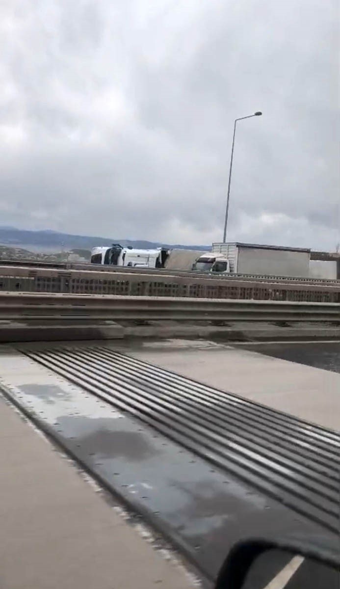kuzey marmara otoyolunda siddetli firtina 2 tir devrildi 0 wP1IkLCy