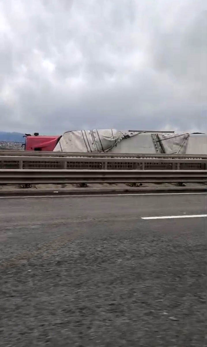 kuzey marmara otoyolunda siddetli firtina 2 tir devrildi 1 rsz4KgTA