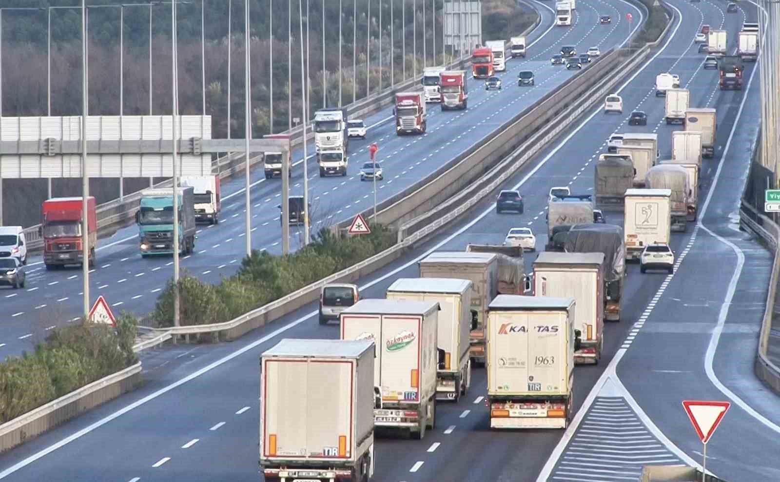 kuzey marmara otoyolunda tirlarin lodosla imtihani 0