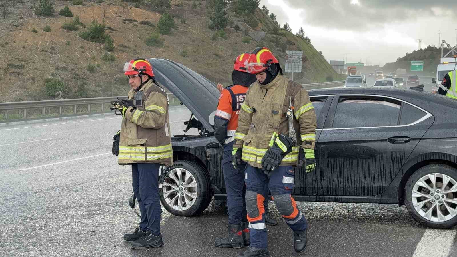 kuzey marmara otoyolunda yagis kazayi beraberinde getirdi 3 arac birbirine girdi 2 NO2DhGgX