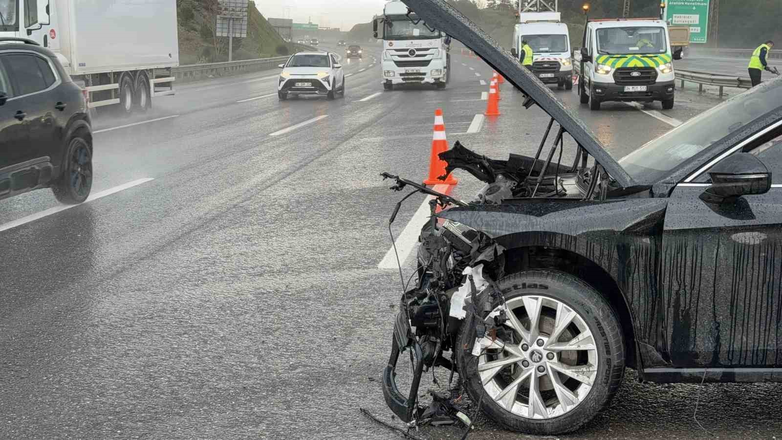 kuzey marmara otoyolunda yagis kazayi beraberinde getirdi 3 arac birbirine girdi 3 gTScg5tT