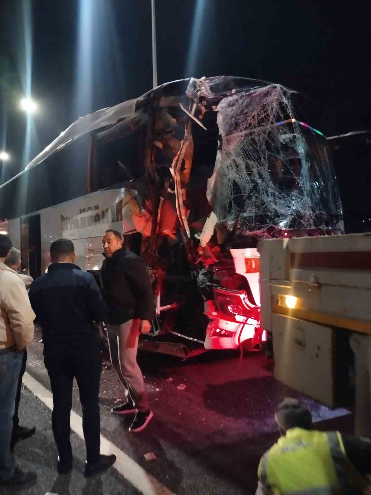 kuzey marmara otoyolunda yolcu otobusu tira carpti 10 yarali 1