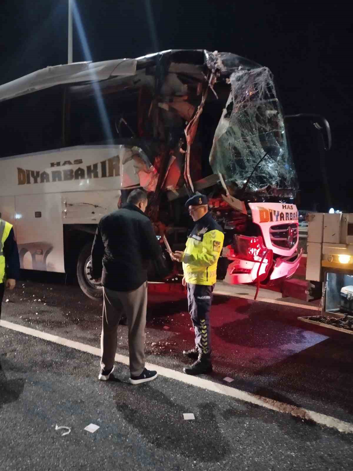 kuzey marmara otoyolunda yolcu otobusu tira carpti 10 yarali 3 RJgZyB2i