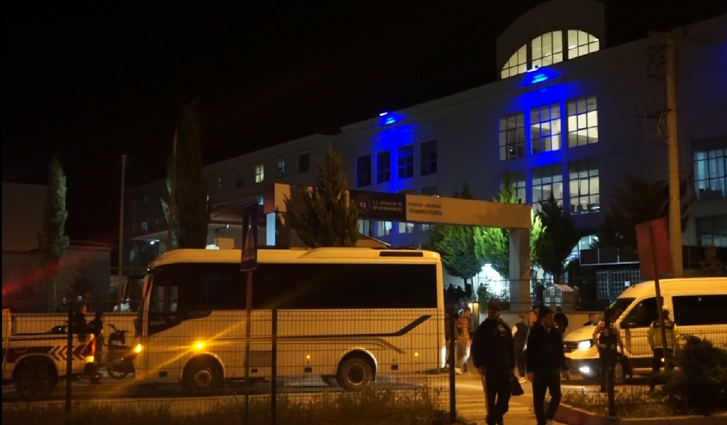 KYK yurdunda temizlik malzemeleri devrildi, kimyasal tepkime sebebiyle öğrenciler tahliye edildi 4 kyk yurdunda temizlik malzemeleri devrildi kimyasal tepkime sebebiyle ogrenciler tahliye edildi 0 8eCFFgVU