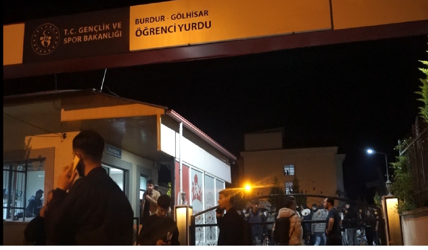 KYK yurdunda temizlik malzemeleri devrildi, kimyasal tepkime sebebiyle öğrenciler tahliye edildi 6 kyk yurdunda temizlik malzemeleri devrildi kimyasal tepkime sebebiyle ogrenciler tahliye edildi 2
