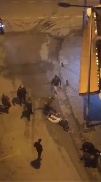 laf attigi kisiler tarafindan boyle darp edildi dovmekle yetinmediler yerde tekmelediler 0 4ubJZRG1