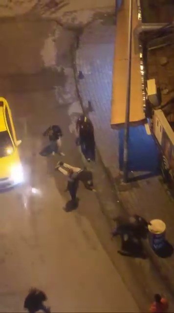 laf attigi kisiler tarafindan boyle darp edildi dovmekle yetinmediler yerde tekmelediler 1 SBr8KhSE