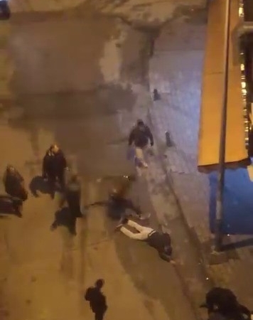 laf-attigi-kisiler-tarafindan-boyle-darp-edildi-dovmekle-yetinmediler-yerde-tekmelediler-ri6lR13H.jpg