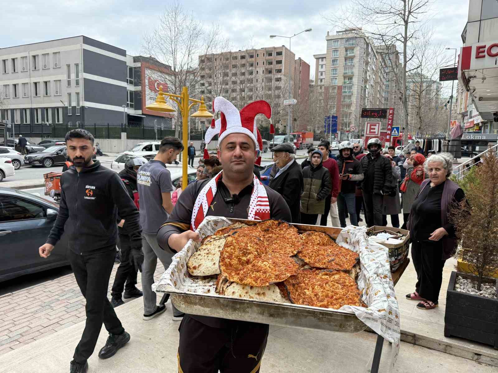 lahmacun ustasi maci kazanirsak bin lahmacun dagitacagim dedi sozunu tuttu 1 rO3J5F2Z