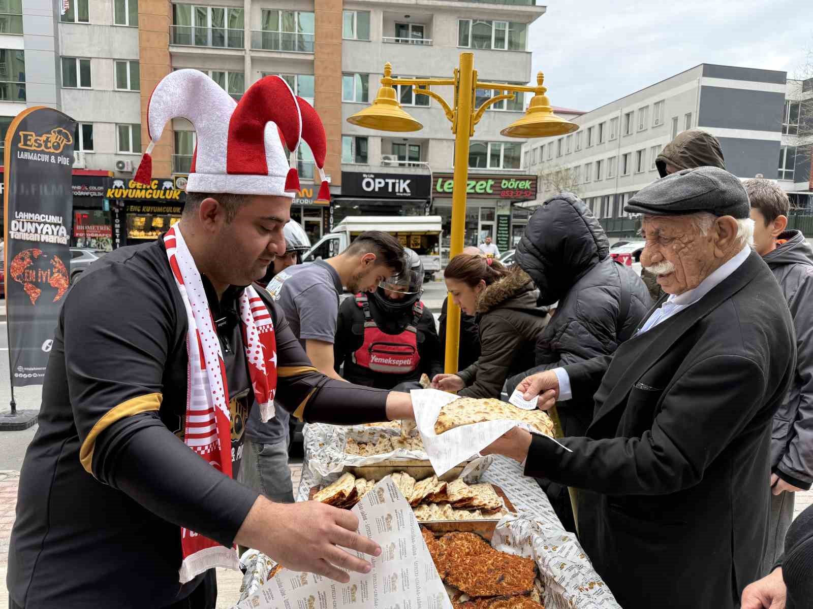 lahmacun ustasi maci kazanirsak bin lahmacun dagitacagim dedi sozunu tuttu 2 LZVyBj2f