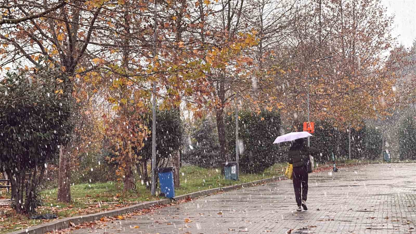 lapa lapa yagdi aniden bitti kampuste kar sadece 5 dakika surdu 0 eYXQi6Mu