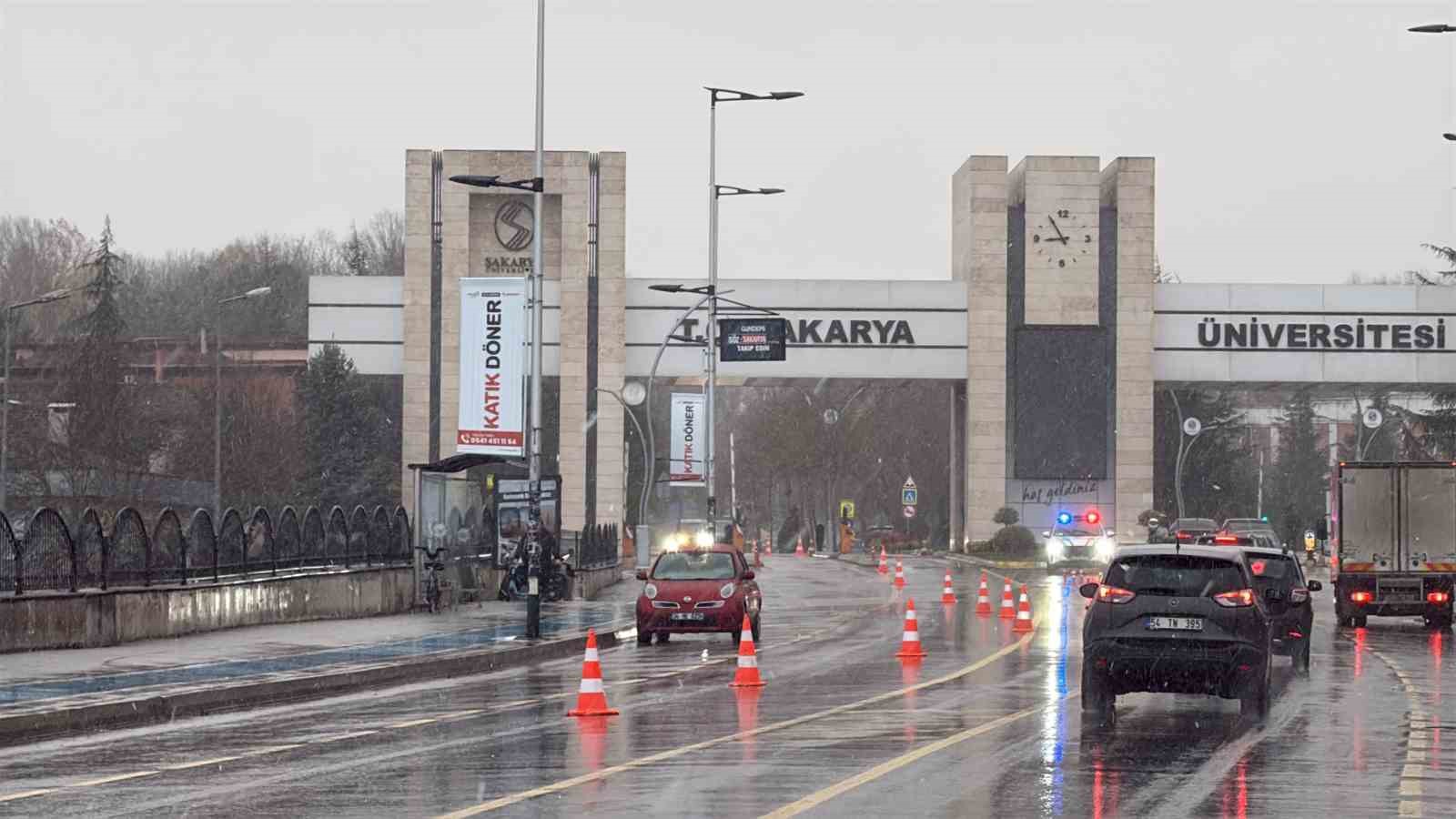 lapa lapa yagdi aniden bitti kampuste kar sadece 5 dakika surdu 2 3GyOHSOp