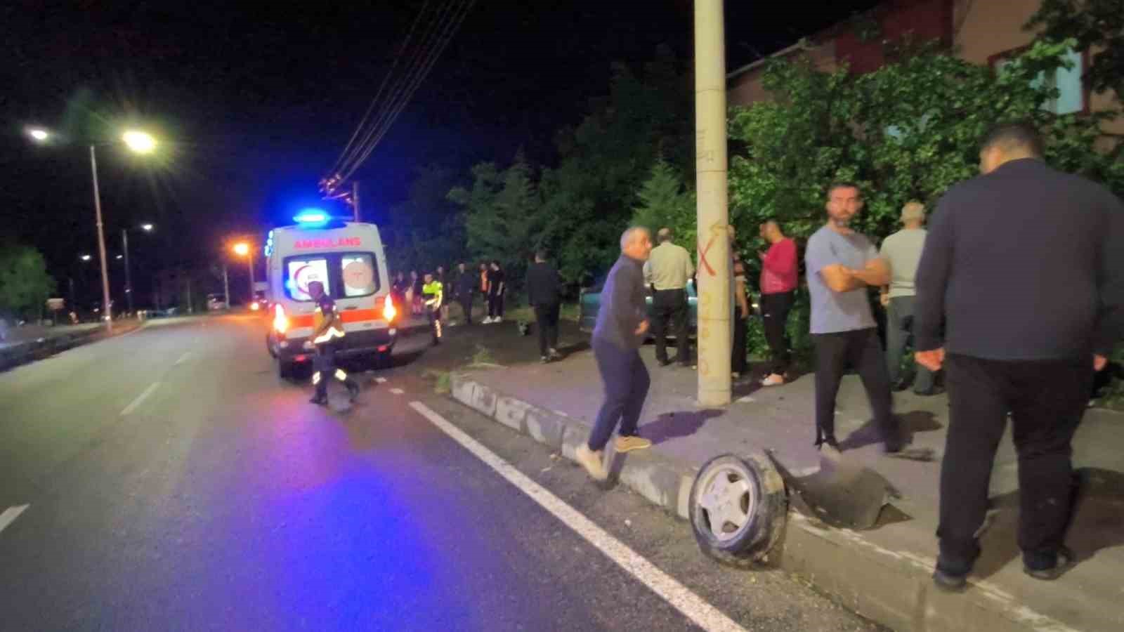 Lastiği kopan otomobil kaldırıma çıkarak bahçe çitlerine girdi 4 lastigi kopan otomobil kaldirima cikarak bahce citlerine girdi 0 L1dYbCjf