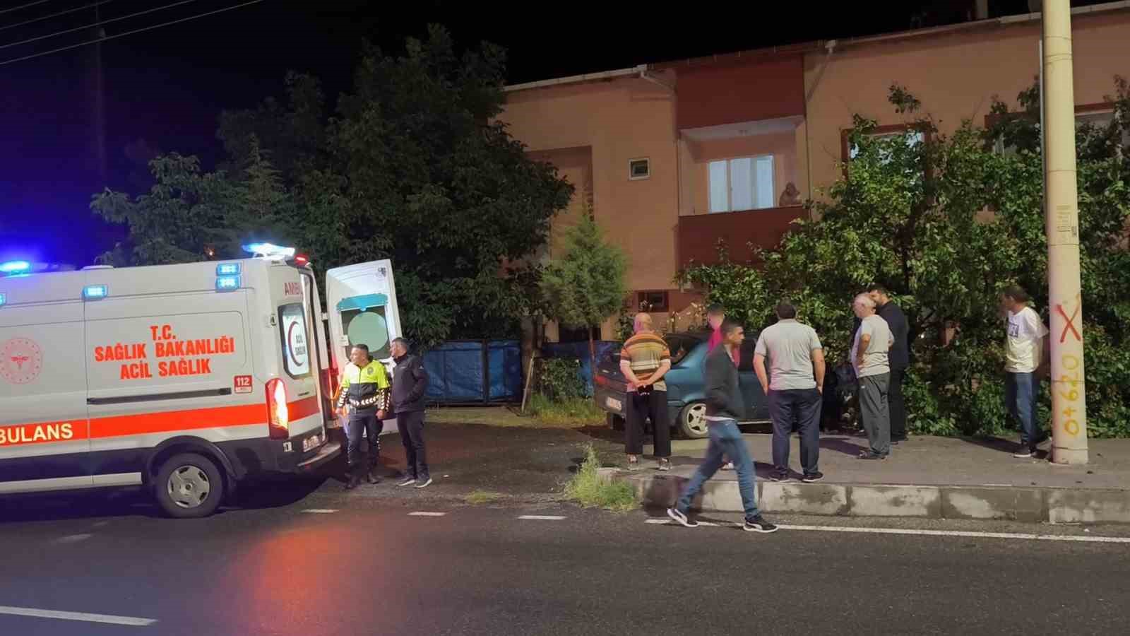 Lastiği kopan otomobil kaldırıma çıkarak bahçe çitlerine girdi 5 lastigi kopan otomobil kaldirima cikarak bahce citlerine girdi 1 cstzNjp4