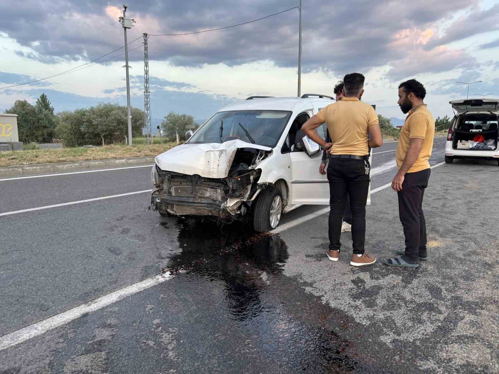 Lastiği patlayan araç refüjdeki direği devirdi: 1 yaralı 4 lastigi patlayan arac refujdeki diregi devirdi 1 yarali 0 rpLKcN45