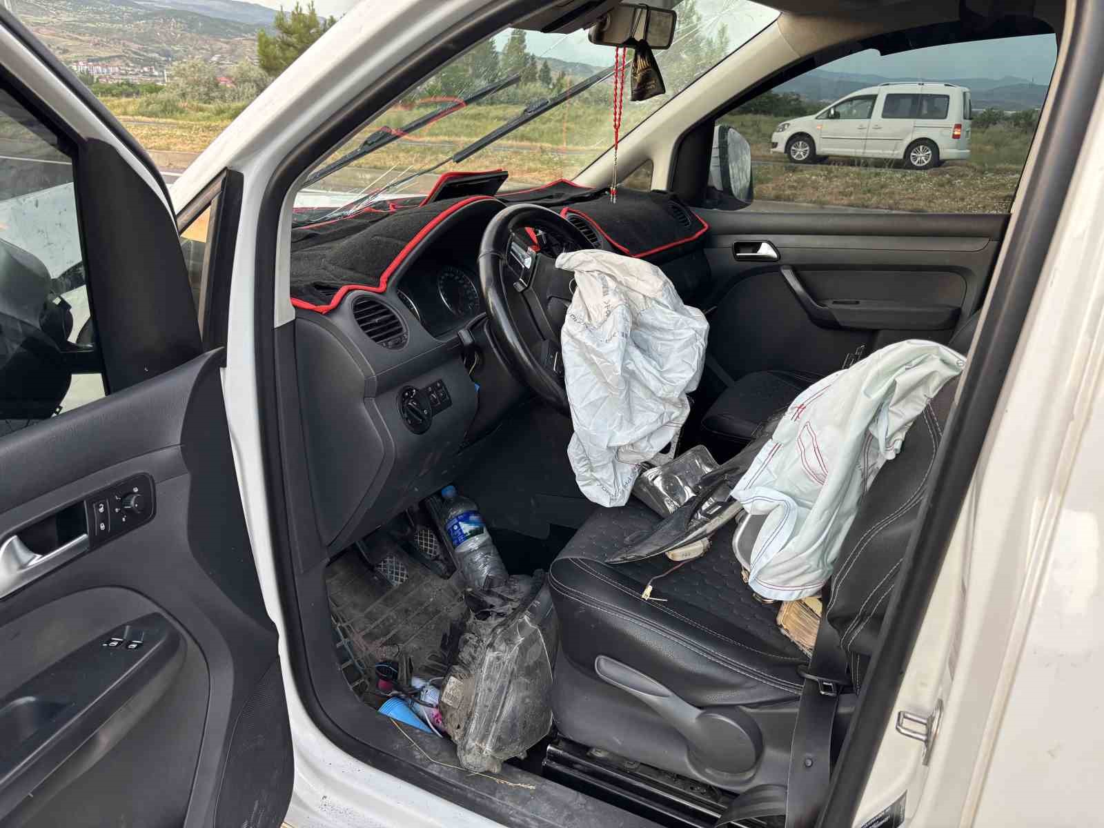 Lastiği patlayan araç refüjdeki direği devirdi: 1 yaralı 5 lastigi patlayan arac refujdeki diregi devirdi 1 yarali 1 2Hmv2Srl