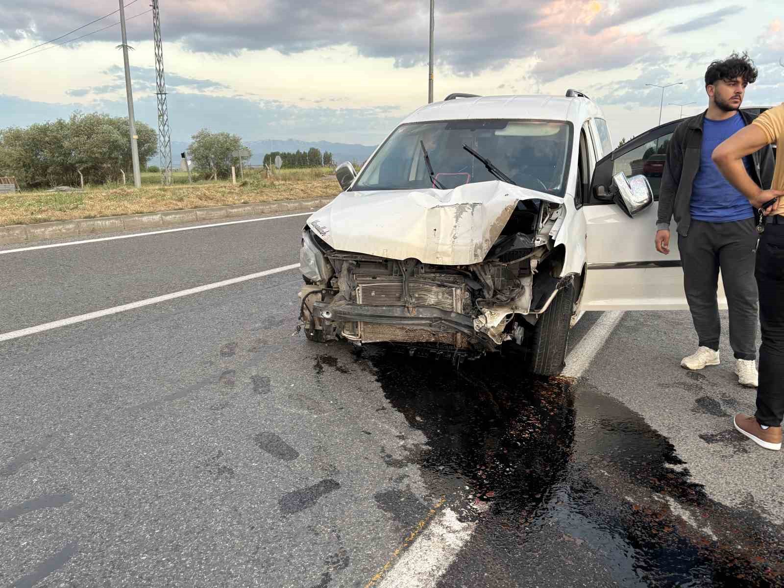Lastiği patlayan araç refüjdeki direği devirdi: 1 yaralı 6 lastigi patlayan arac refujdeki diregi devirdi 1 yarali 2 IH879RTq