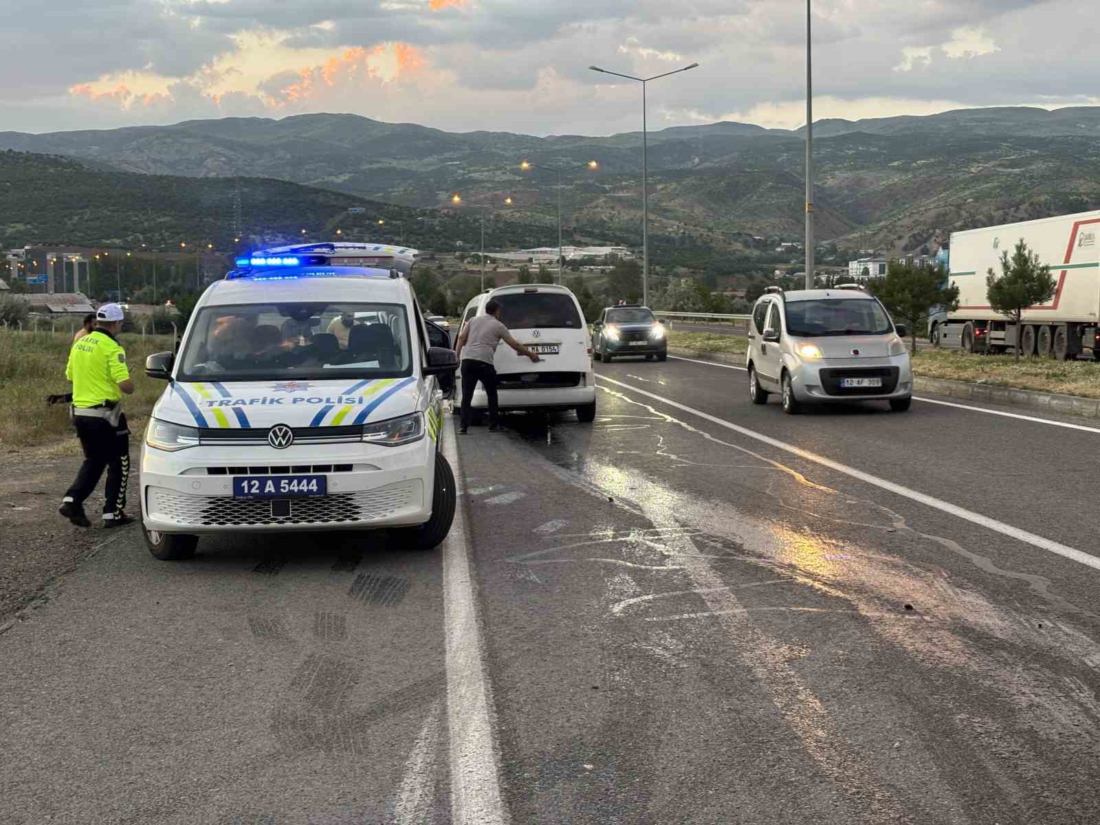 Lastiği patlayan araç refüjdeki direği devirdi: 1 yaralı 7 lastigi patlayan arac refujdeki diregi devirdi 1 yarali 3 ELmG9aCi