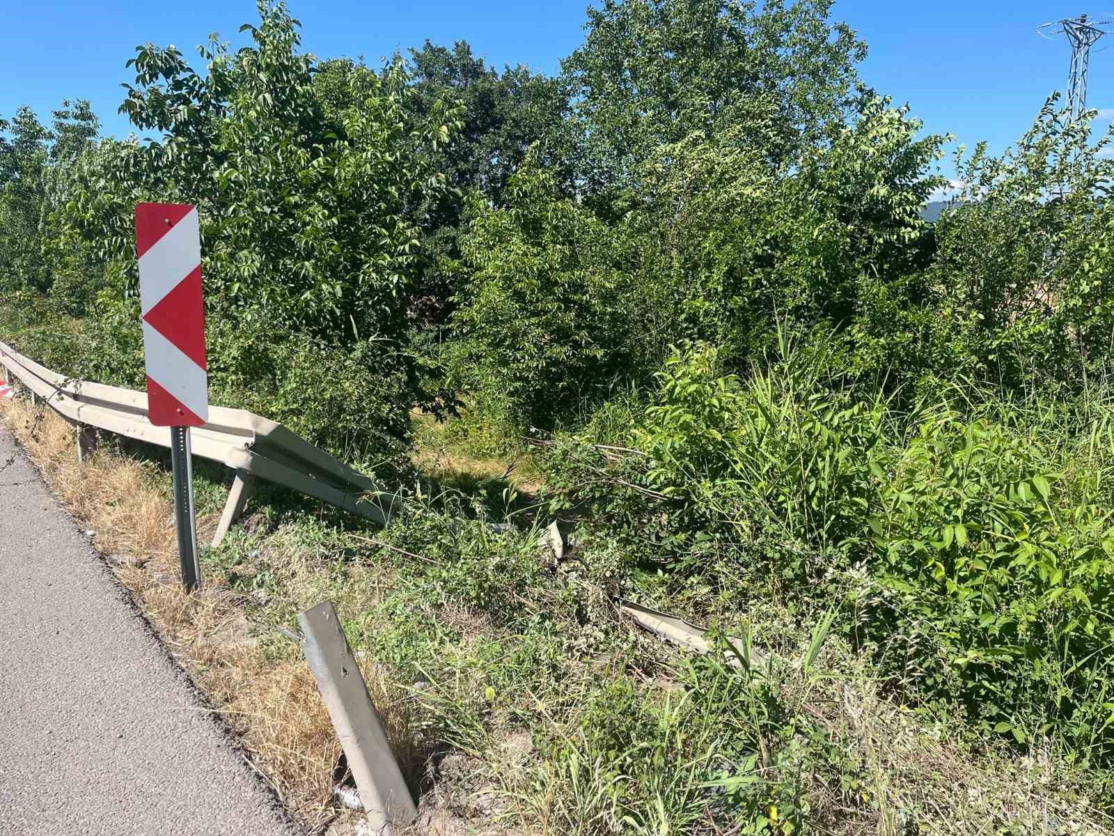 Lastiği patlayan cip şarampole uçtu: 3 yaralı 4 lastigi patlayan cip sarampole uctu 3 yarali 0 28cDFAFE
