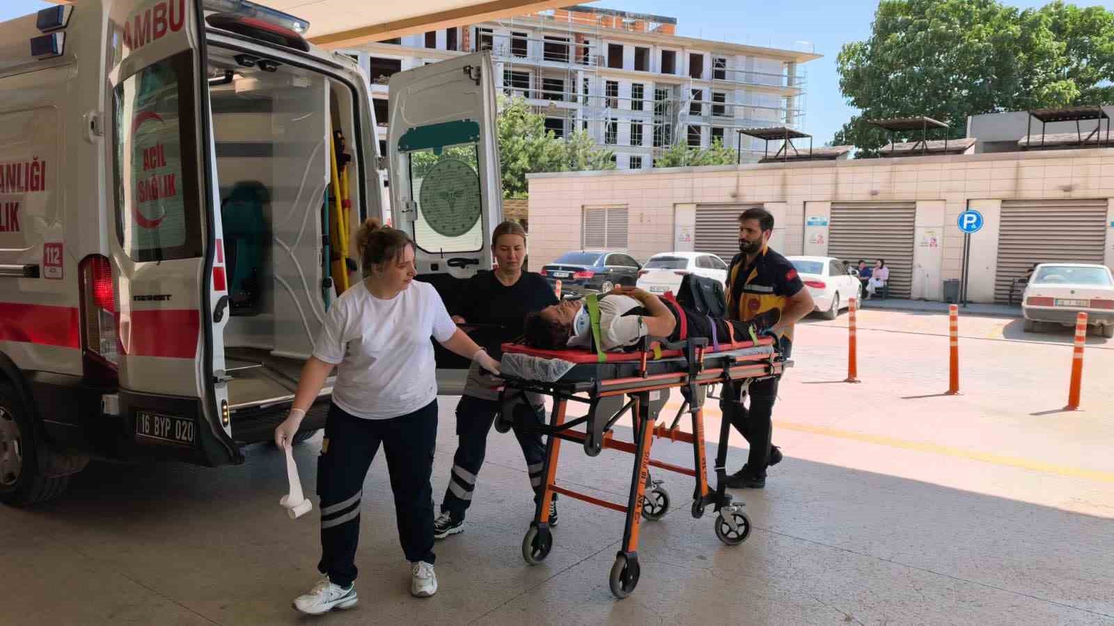 Lastiği patlayan cip şarampole uçtu: 3 yaralı 5 lastigi patlayan cip sarampole uctu 3 yarali 1 wMzmfED3