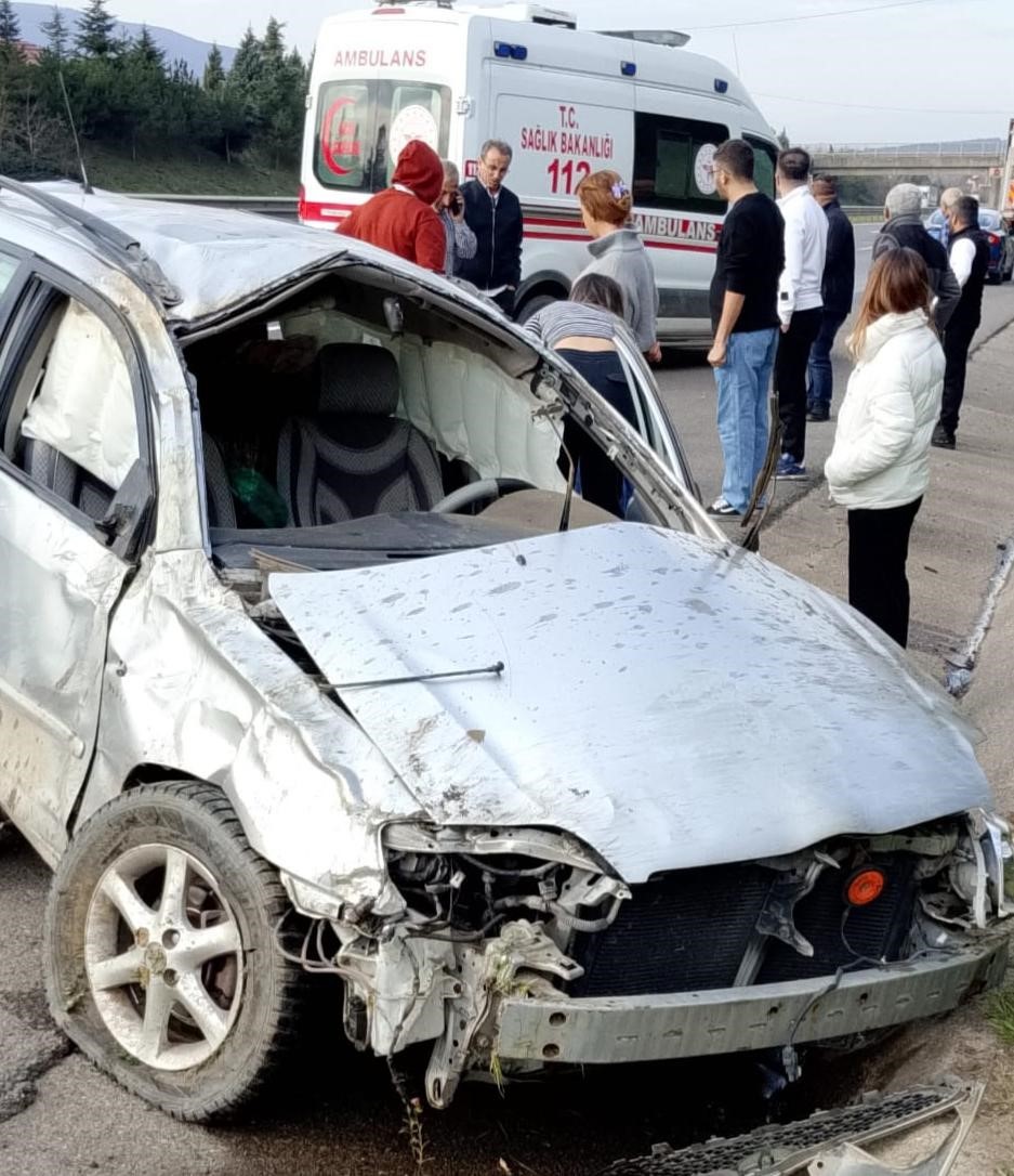 lastigi patlayan otomobil bariyere carpip takla atti 1 vtQCzuJg