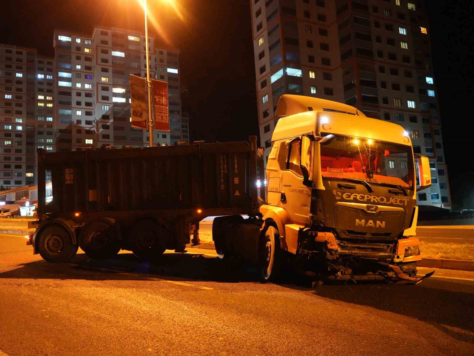 lastigi patlayan tir once su kanalina sonra refuje carpti 1 yarali 1 TwCTgE5X