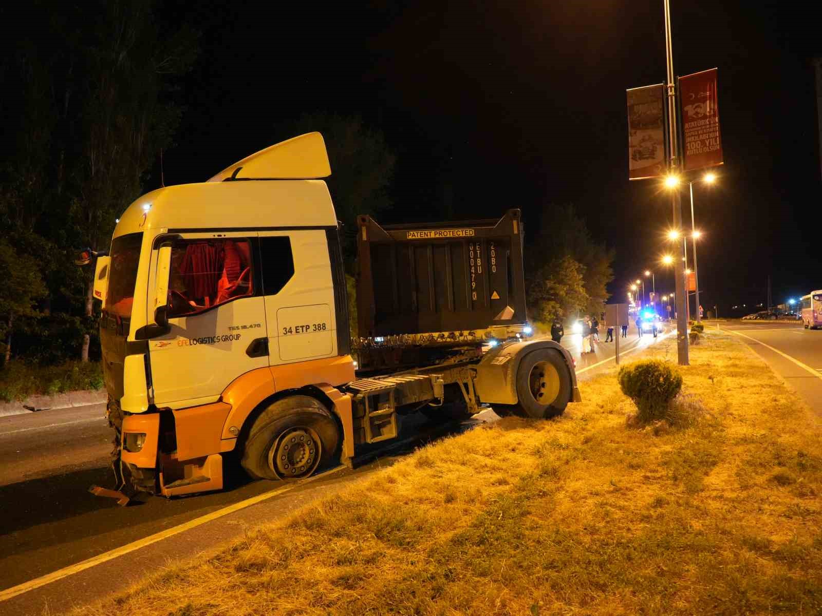 lastigi patlayan tir once su kanalina sonra refuje carpti 1 yarali 3 L4s1z1st