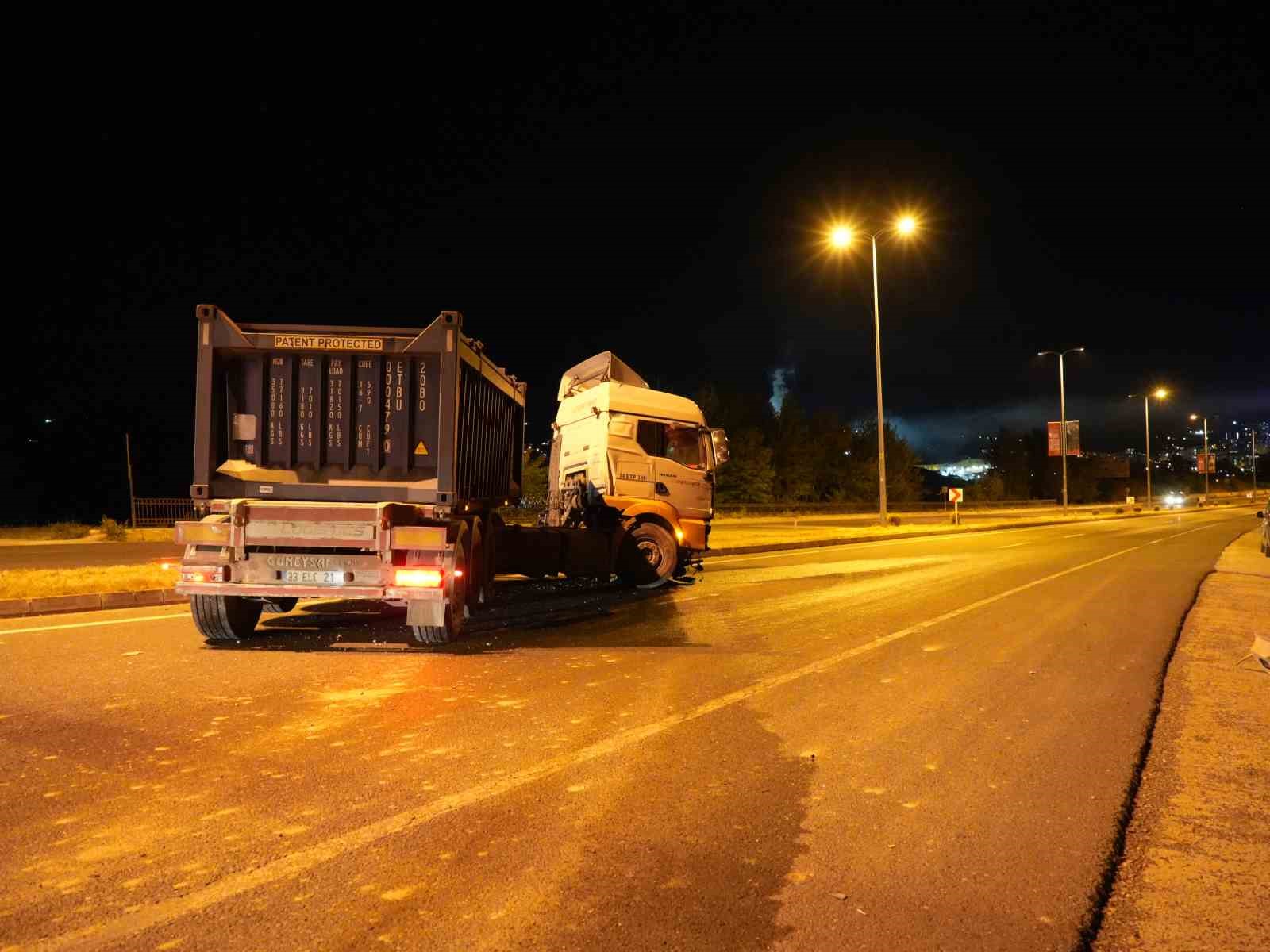 lastigi patlayan tir once su kanalina sonra refuje carpti 1 yarali 5 f5TkUjMM