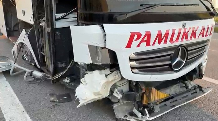 lastigi patlayan yolcu otobusunde can pazari muavin kopan kapidan asagi uctu 0 6gmDrydA